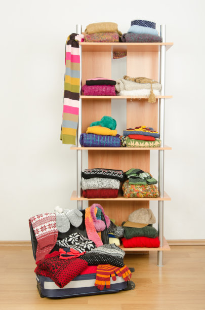 衣装整齐的衣柜和装满的行李。图片下载