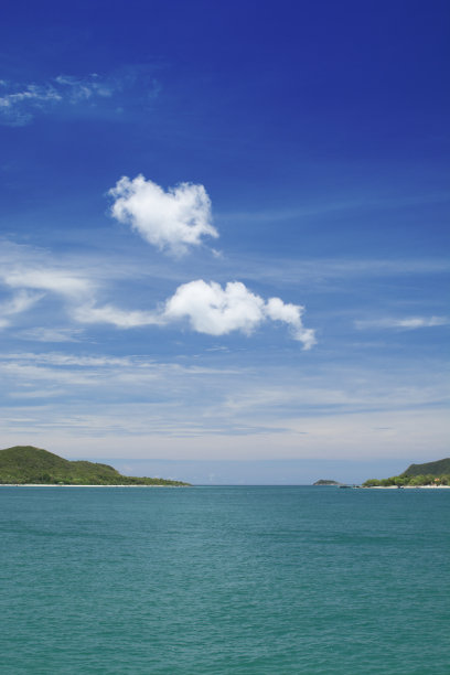 蓝天、大海和岛屿上的白云图片下载