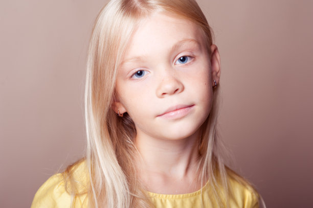 小女孩在棕色上方摆姿势图片下载