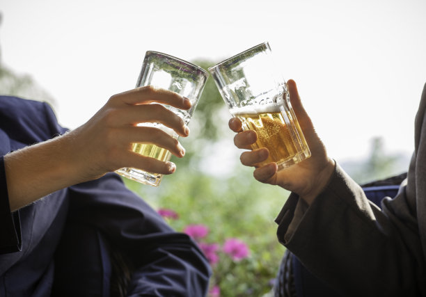 两个人用啤酒干杯图片下载