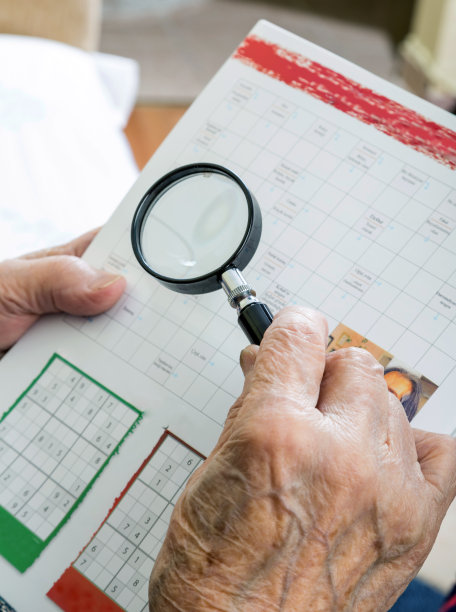 拿着放大镜图片下载