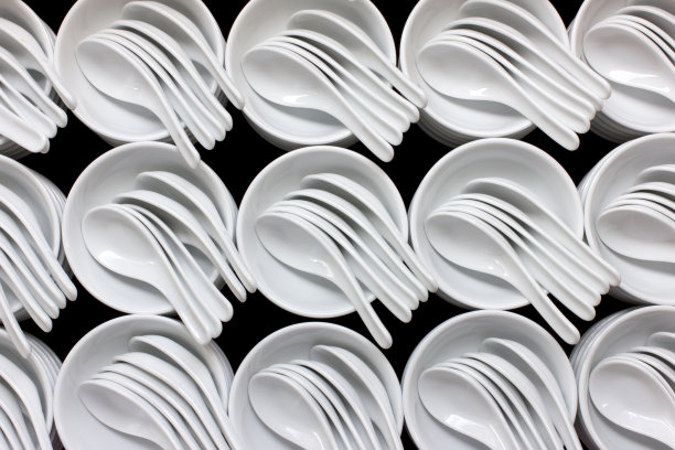 陶瓷白色碗和勺子图片下载