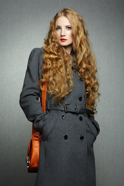 身着秋装的年轻女子的肖像图片下载