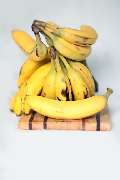 成熟的香蕉堆图片下载