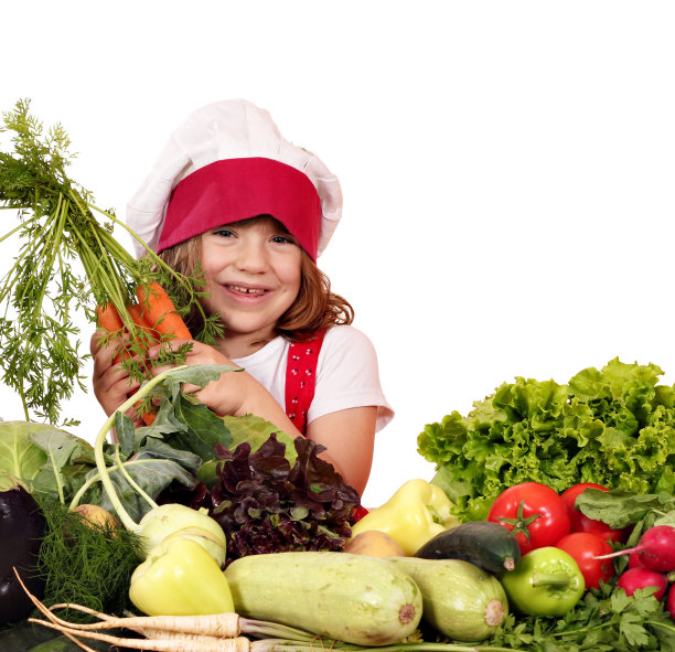 快乐的小女孩用胡萝卜和蔬菜做饭图片下载