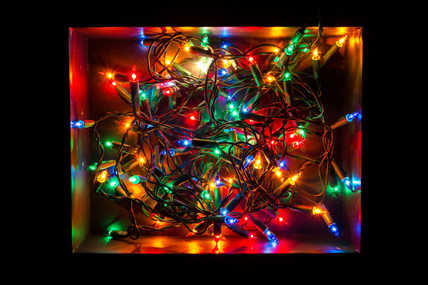 盒子里的圣诞彩灯图片下载