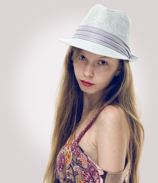 年轻漂亮的长头发的女人戴着一个小屋图片下载