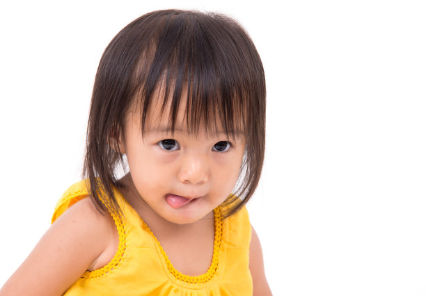 在白色背景下孤独的快乐童年图片下载