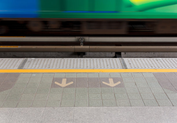 空中列车上的箭图片下载