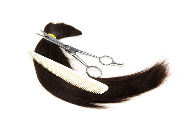 白色背景上的头发、梳子和剪子图片下载