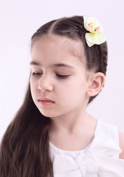 美丽的小女孩的肖像图片下载