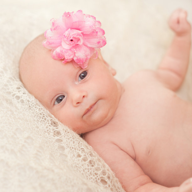 带着花的可爱小女孩图片下载