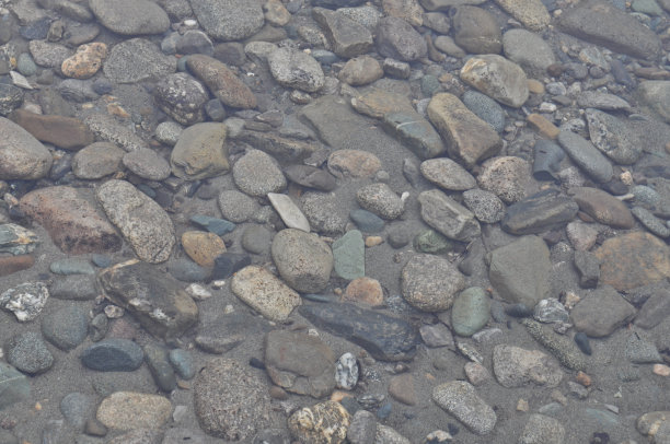 底部鹅卵石的背景图片下载