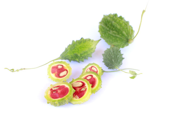 白色背景上的苦瓜图片下载