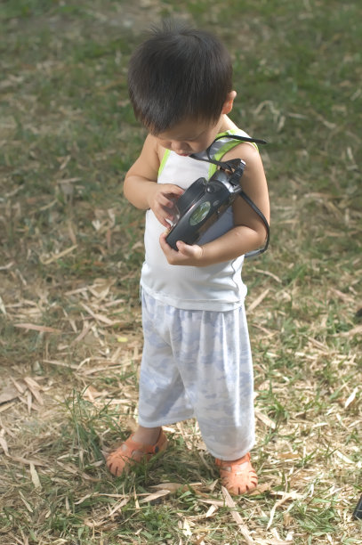 幼童检查相机镜头图片下载