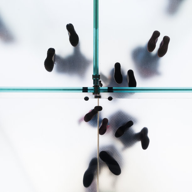 人们呆在玻璃地板上图片下载