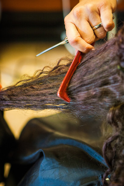 美发沙龙用梳子拉直头发图片下载