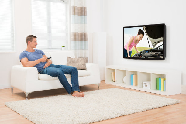 男人在客厅看电视图片下载