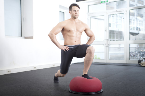 在健身球上冲刺图片下载
