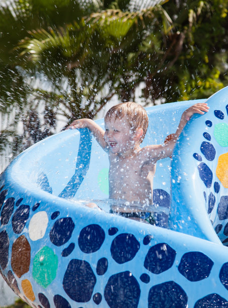 男孩在水上公园图片下载