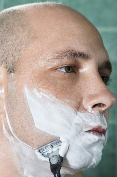 男人在浴室里刮胡子图片下载