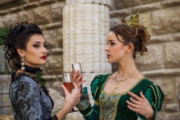 两个穿着复古服饰的美丽女人在大自然中图片下载