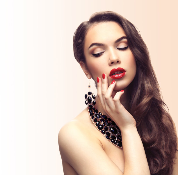 美丽的模特与长棕色波浪头发图片下载