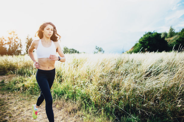 年轻女子跑过田野图片下载
