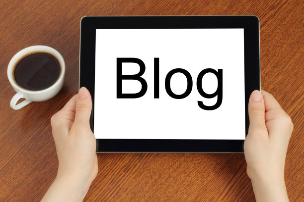 手握平板电脑与博客字图片下载