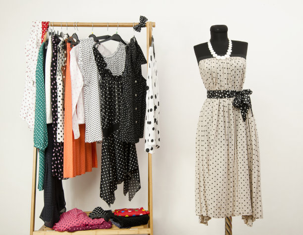 色彩丰富的衣橱，有圆点图案的衣服和配饰。图片下载