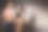 健身夫妇在工作室里摆姿势——健身的男人和女人图片下载