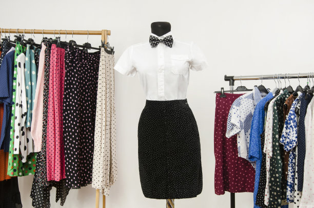 挂着圆点花纹衣服的衣柜。图片下载