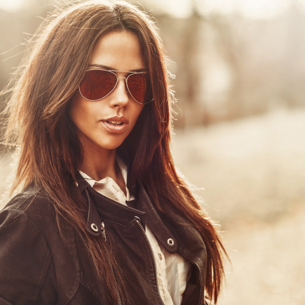 户外时尚肖像年轻漂亮的女人戴着太阳镜图片下载