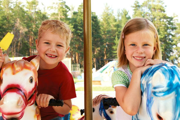 哥哥和妹妹骑着旋转木马素材图片