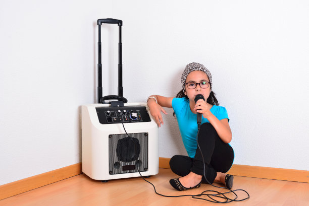 小女孩唱卡拉ok图片下载