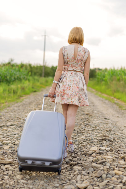 提着行李箱的女孩图片下载