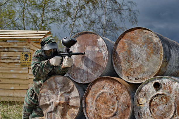 彩弹射击运动员图片下载