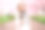 年轻女子在她的手机上展示春天公园的照片图片下载