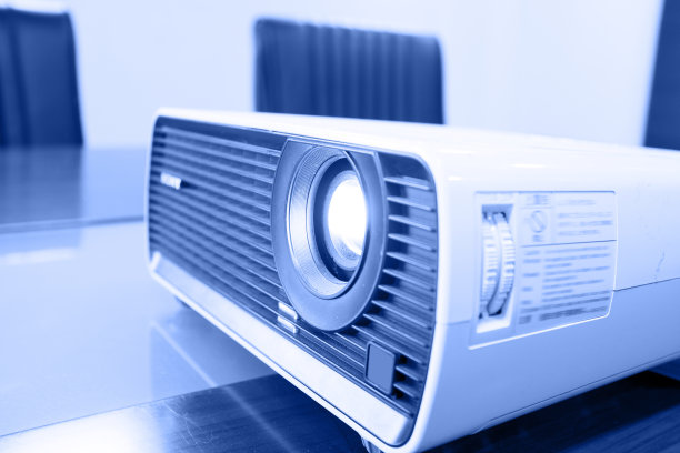 办公室桌上的投影仪图片下载