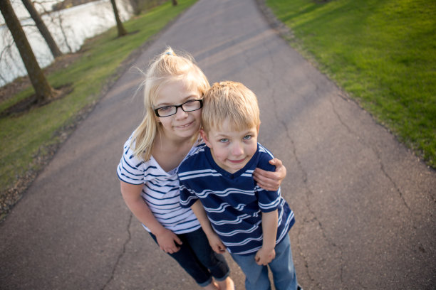 哥哥和姐姐图片下载