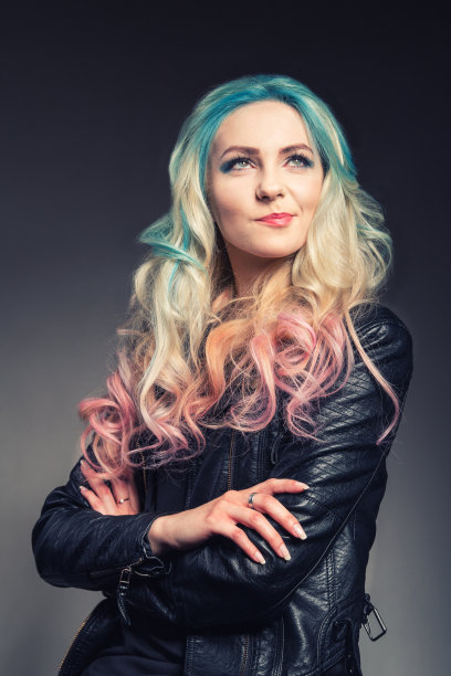 微笑的年轻女子与彩色头发肖像素材图片