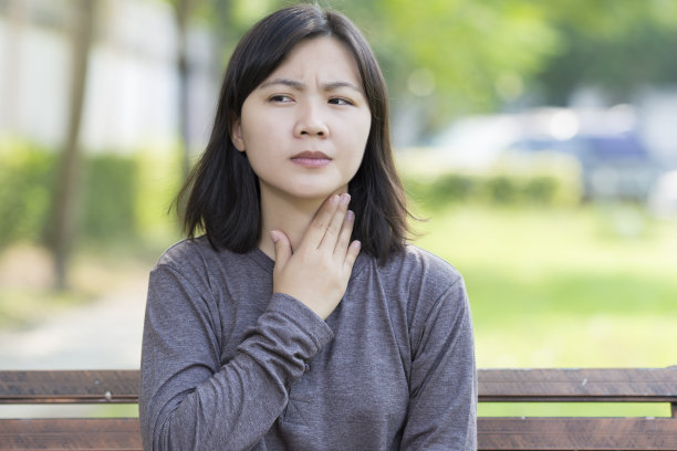 在公园有个女人喉咙痛图片下载