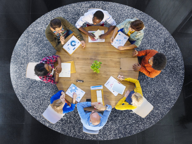 一群多民族商务人士在开会图片下载