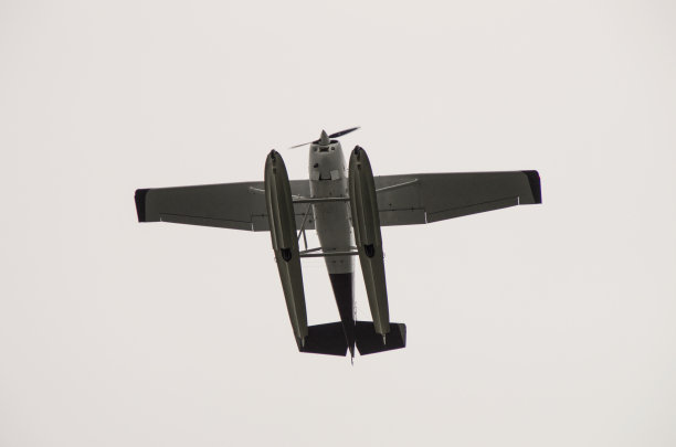 浮动的飞机图片下载