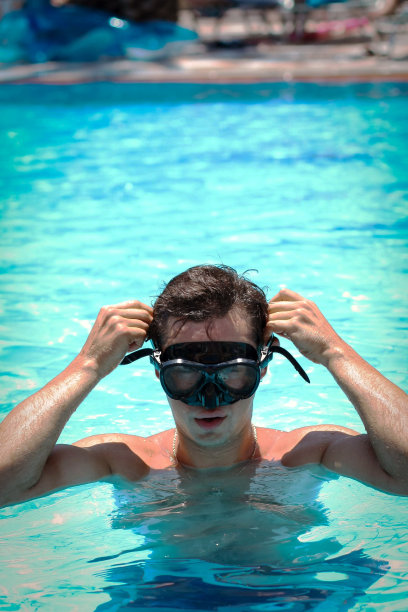 一个戴着面罩的年轻人图片下载