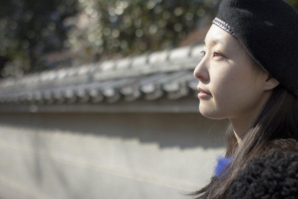 一个看向别处的女人的特写。图片下载