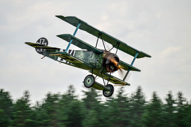 三翼飞机战斗机降落图片下载