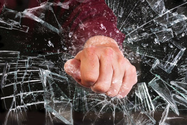 手通过窗口。图片下载