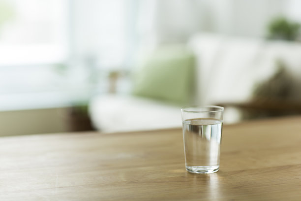 装水的玻璃杯图片下载