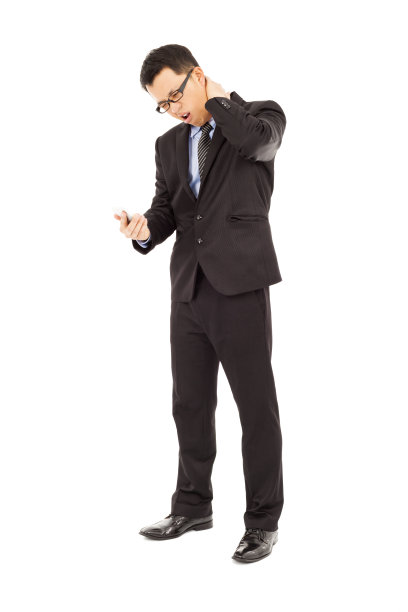 一名商人因使用手机而颈部疼痛图片下载